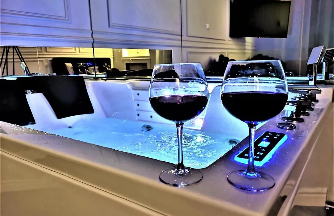 Luxury Jacuzzi Apartment-1